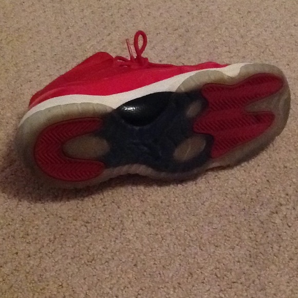 Red Jordan 11 - Picture 4 of 4